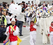 '축제의 시작을 흥겹게'