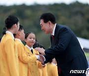 합창단 격려하는 윤 대통령