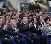 박수치는 윤석열 대통령과 김건희 여사