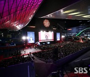 제28회 부산국제영화제 내홍·예산 축소에도 성공적 개최…총 관객은 14만 명