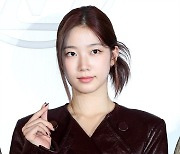 [포토] 르세라핌 카즈하, '거리에서 빛나는 예쁨'