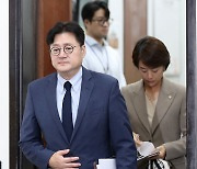 최고위원회의 참석하는 홍익표 원내대표