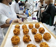 대체육으로 만들어진 음식 맛봐요