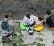 "청계천 물소리 들으며 독서해요" 서울도서관 책읽는 맑은냇가 운영 [뉴시스Pic]