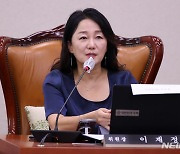 발언하는 이재정 산업통상자원중소벤처기업위원회 위원장