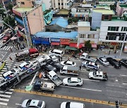 "걸어서 출근한 할아버지, 목발 짚고 퇴근"