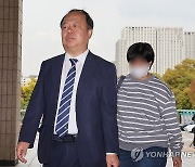 고발인 조사 출석하는 '해병대 수색' 생존병사 어머니