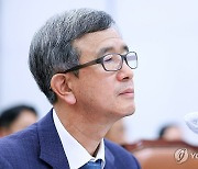 답변하는 정기환 마사회 회장