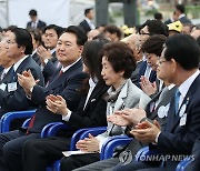 박수치는 윤석열 대통령 내외