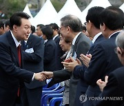 김황식 전 총리와 악수하는 윤석열 대통령