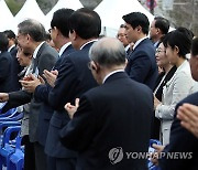 김황식 전 총리와 악수하는 윤석열 대통령