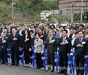 국기에 경례하는 윤석열 대통령 내외