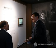 윤치호·윤학자 기념관 돌아보는 윤석열 대통령