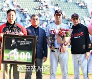 [포토]‘100홀드 달성 진진성’ 축하하는 염경엽 감독, 박종훈 경기감독관