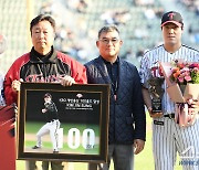 [포토] KBO 통산 100홀드 김진성 '영광의 순간'