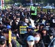 국회앞 3만 교사 "더이상 `악성민원` 희생자로 내몰지 말라"