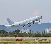 이스라엘서 군수송기로 대피한 한국인 163명 서울공항 무사 도착