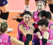 '김연경 16점' 우승 후보 흥국생명, 개막전에서 도로공사에 3-0 완승 '설욕' [김천 리뷰]