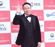 [TD포토] 이성민 '진양철 회장의 여유있는 손인사'