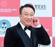 이성민 '팬들의 환호가 쑥스럽네'[엑's HD포토]