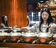 CHINA-GUANGXI-NANNING-INDONESIAN TEACHER-GAMELAN (CN)