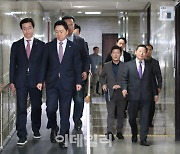 [포토]비공개 의원총회 참석하는 김기현