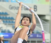 [Ms포토] 한은정 '미간에 밴드 붙이고 날아오르다'