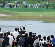 [Ms포토] 배용준 '갤러리를 병풍삼아~'