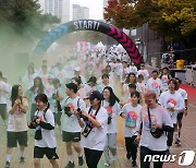 힘차게 출발하는 컬러런 참가자들