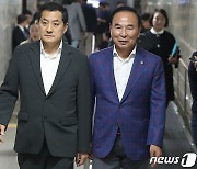 박대출 의원, 비공개 의원총회 참석