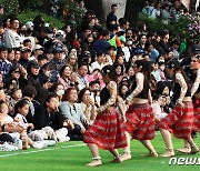 주말 대학로 축제 즐기는 시민들