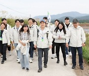 삼양 창립 99주년…김윤 회장, 임직원과 고창 염전 둘레길 트레킹