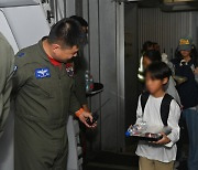 일본인도 함께 철수시킨 韓수송기에 日네티즌 "한국, 정말 감사하다"