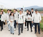 삼양그룹 창립 99주년…김윤 회장, 임직원들과 고창서 트레킹