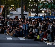 광화문 월대와 새로운 현판 보러온 시민들