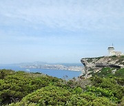 푸른 산과 절벽 그리고 바다… 영화 필름처럼 되감긴다 [박윤정의 알로 프랑스]