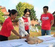 유방암 자가 검진법 배우는 김건희 여사