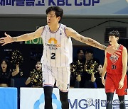 'MVP 존슨 24점' KCC, KBL 컵대회 우승…'아듀 전북'