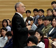 단상서 내려온 유인촌 파격 행보 “사고 쳐라, 책임질 것”