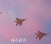 [포토]ADEX, 붉은 하늘에서 편대비행