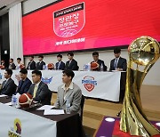 KBL 사령탑 10명, 미디어데이 출사표로 각오 다져...우승후보는 KCC '과반수'