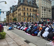 [포토] 캐나다 오타와 의회 앞에서 기도하는 사람들