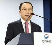 중국의 탈북민 대규모 북송 관련 질문에 답변하는 통일부