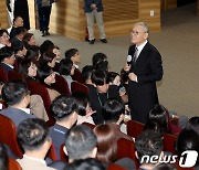 유인촌 장관 '직원 여러분 반갑습니다'