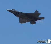 위용 자랑하는 F-22