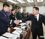 [국감] 공군검찰단장과 인사 나누는 신원식 장관