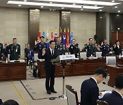 [국감]증인 선서하는 국방부 장관과 참모총장 등 참석자들