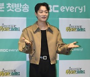 [포토]윤두준, '위대한 가이드'로 인사 드려요!