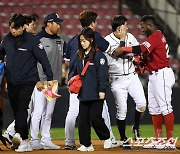 [포토] 허경민-에레디아 '고의는 아니지만 미안한 상황'