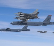 美 전략폭격기 B-52, 처음으로 국내 착륙한다